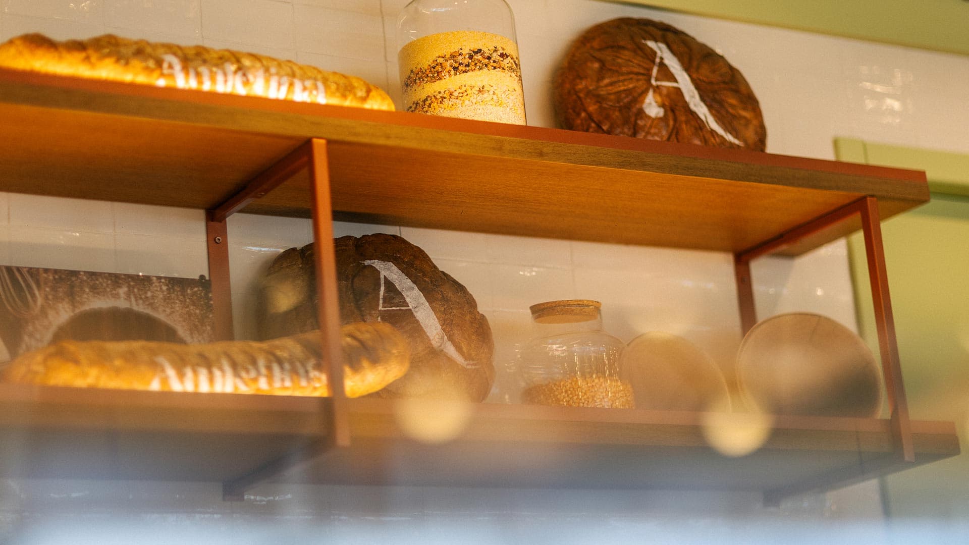 Amletina azienda scaffali locale pane